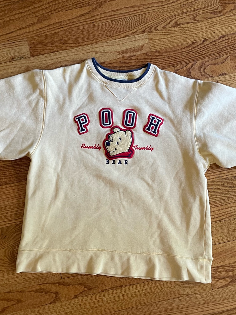Disneyland Resort Yellow Cream Pooh Sweatshirt - Vintage 90s
